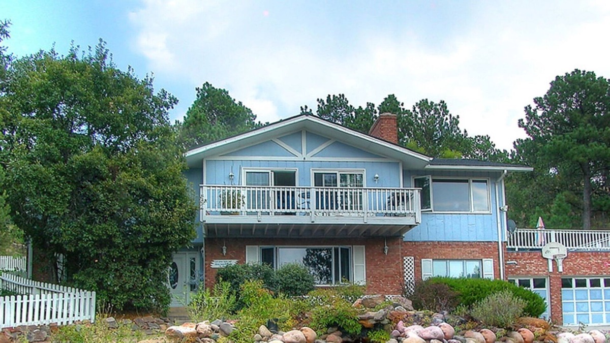 Village Seven House | PICTURESQUE BLUFF SIDE APARTMENT IN HOME