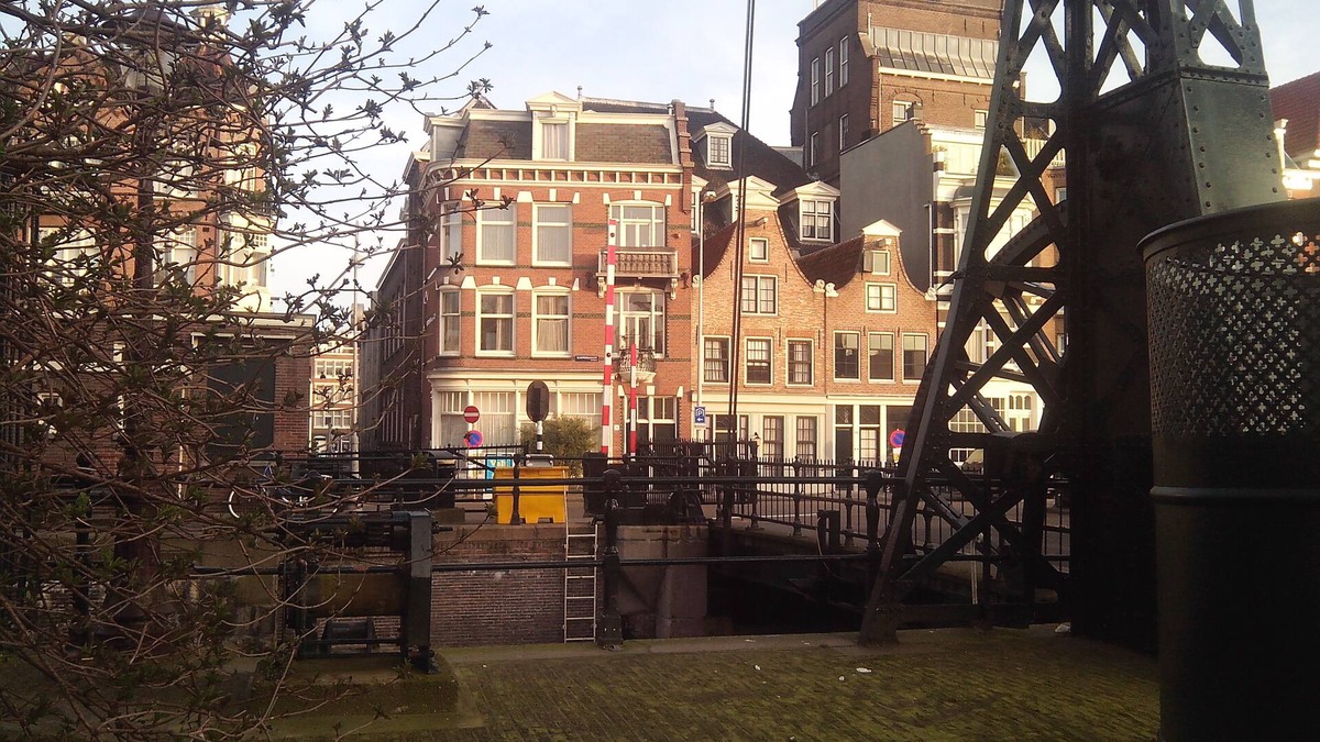 Nieuwmarkt en Lastage House | Picturesque Canal View Apartment