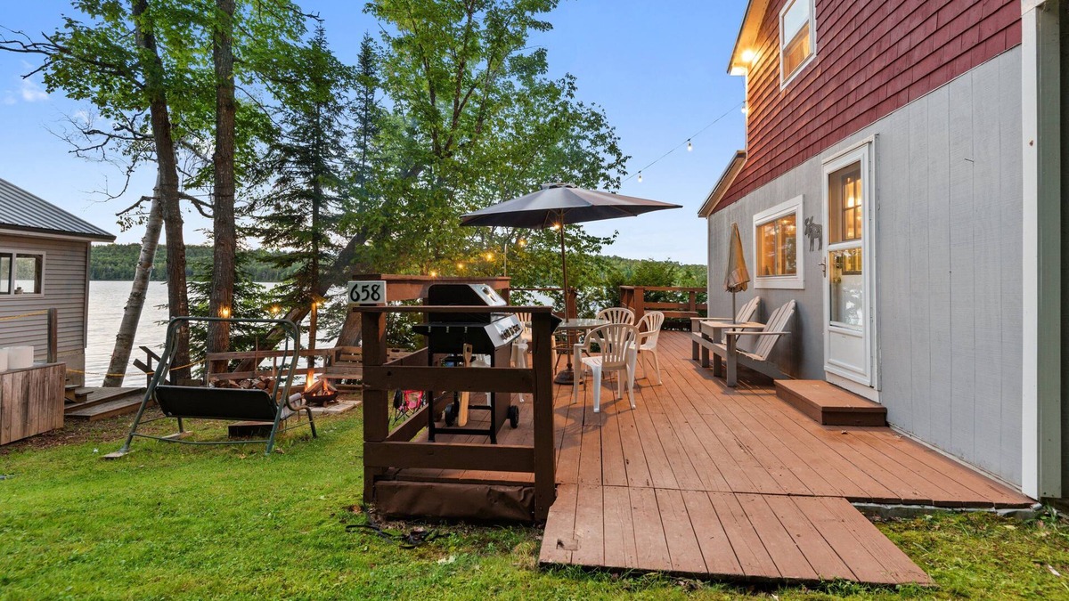 Portage Lake Cabin | Picturesque Family Lake Side Cabin