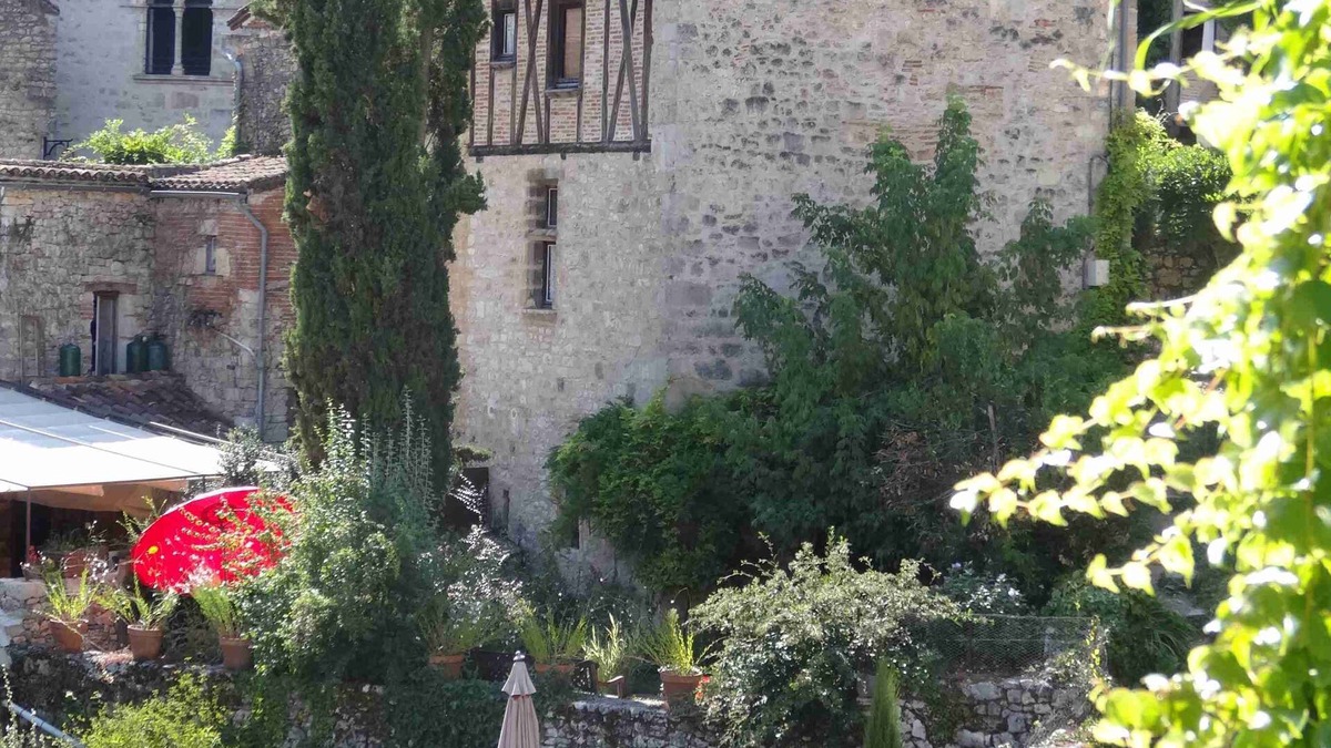 Saint-Cirq-Lapopie House | Picturesque House & Garden in Historic Village