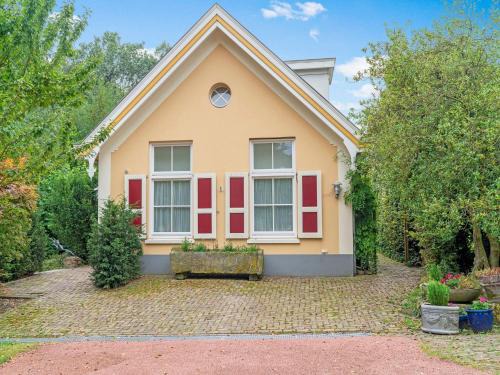 Oldenzaal House | Picturesque Holiday Home in Oldenzaal with Jacuzzi