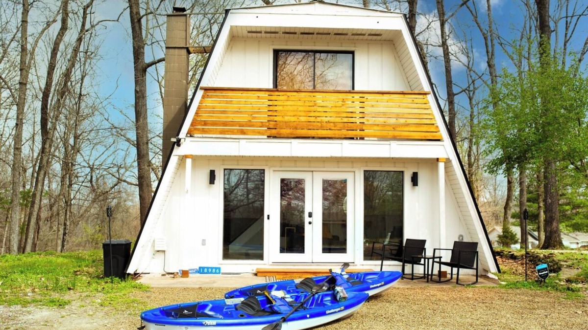 Fayetteville House | Picturesque HOT TUB+Game room+kayaks+near water