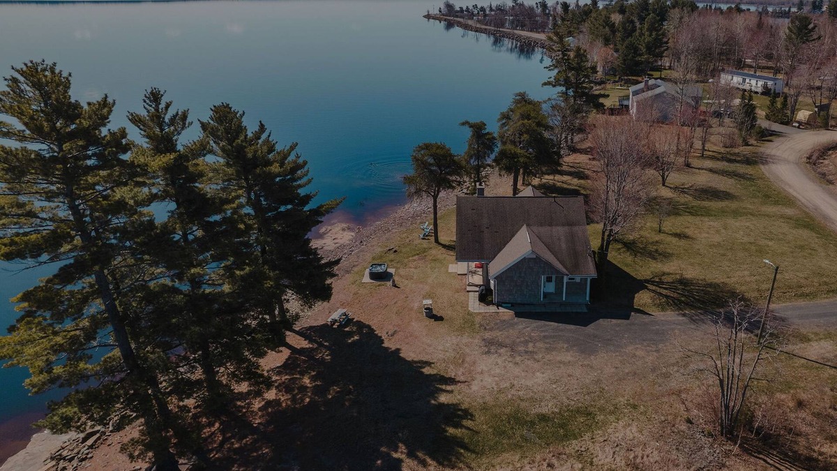 Maugerville Cottage | Picturesque Lakehouse ***Hot Tub***