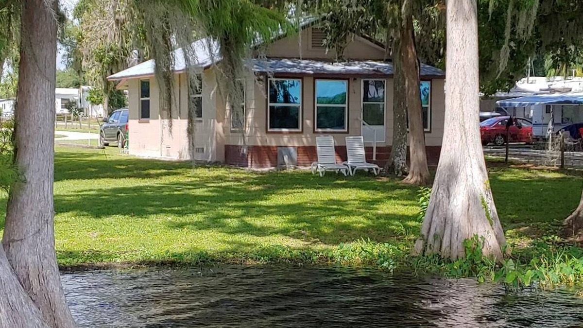 Floral City House | Picturesque Lake Front Cottage