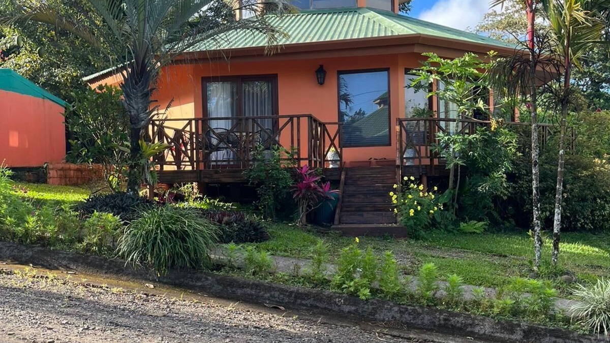 Liberia House | Picturesque Lakeshore House
