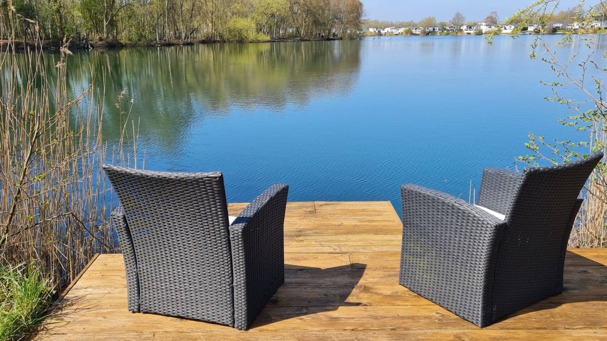 Tattershall House | Picturesque Lakeside 6 Berth Caravan with a private fishing peg