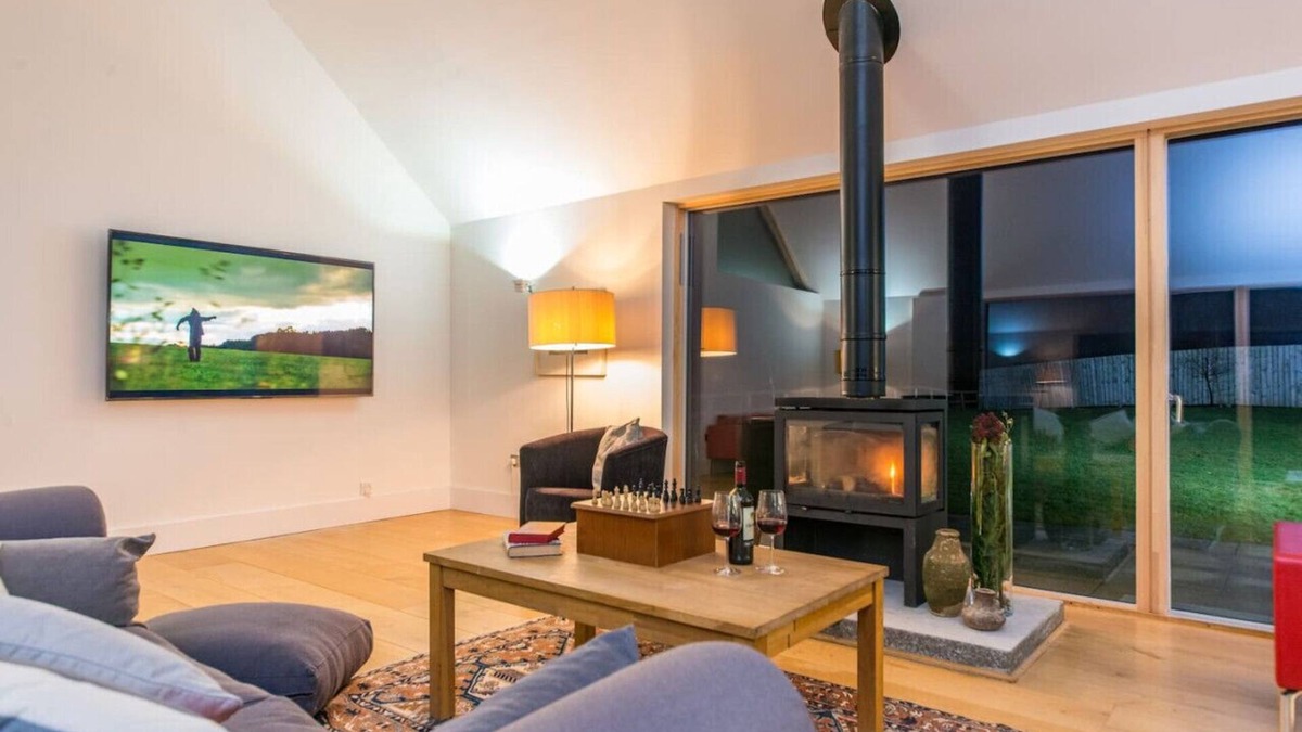 Westhill Cabin | Picturesque log cabin and garden
