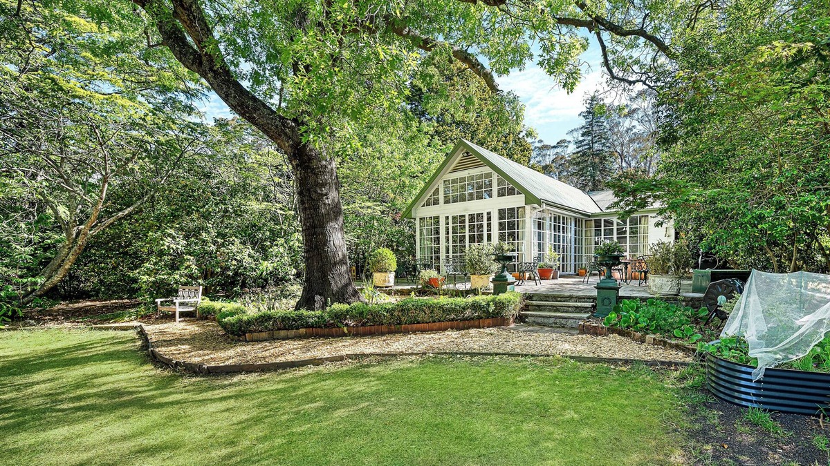 Bullaburra House | Picturesque mountain home - 6.5 acres of gardens to explore!