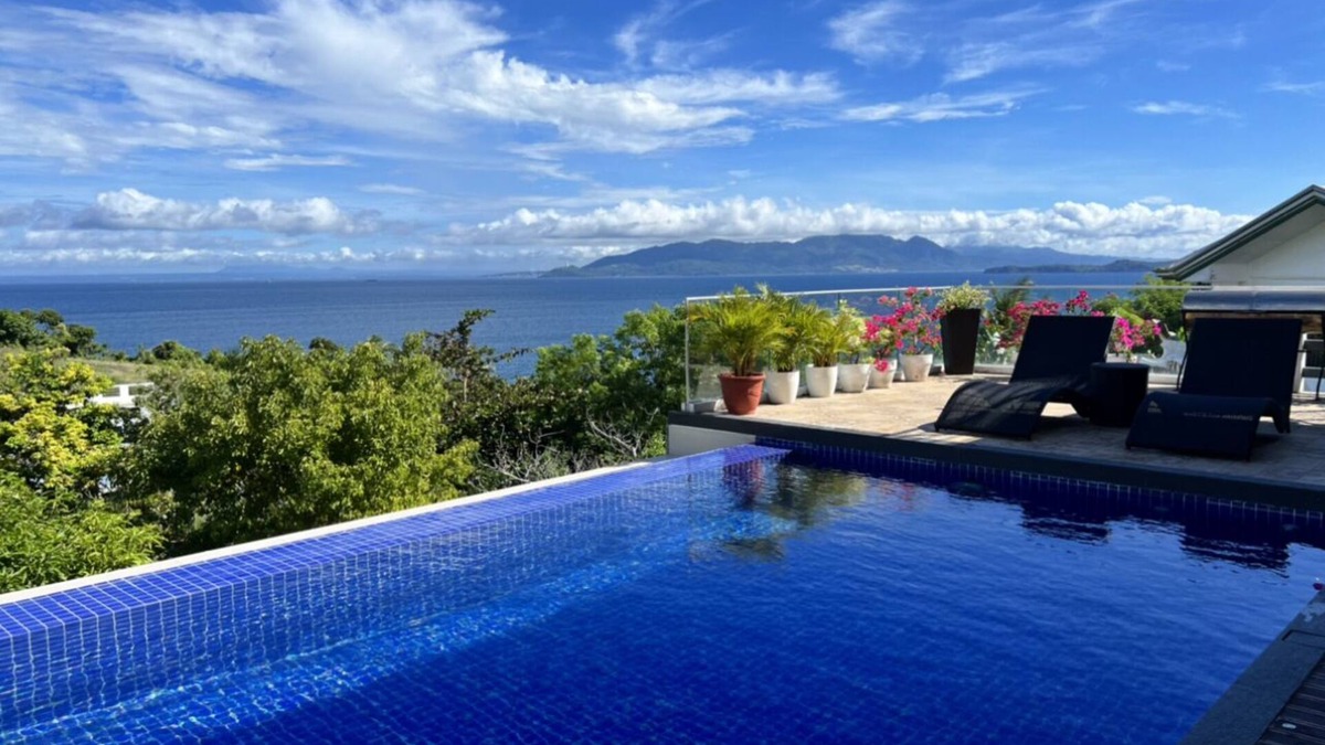 Puerto Galera Villa | Picturesque private villa with infinity pool