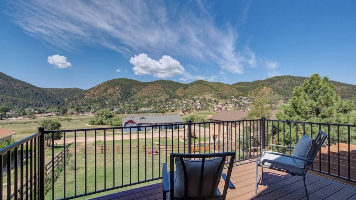 Palmer Lake House | Picturesque 'Pueblo' at Palmer Lake Sleeps 14