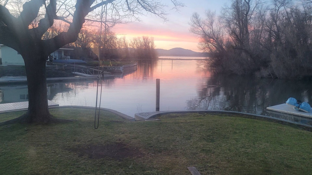 Lakeport House | Picturesque sunset views perfect for couples, families and fishermen