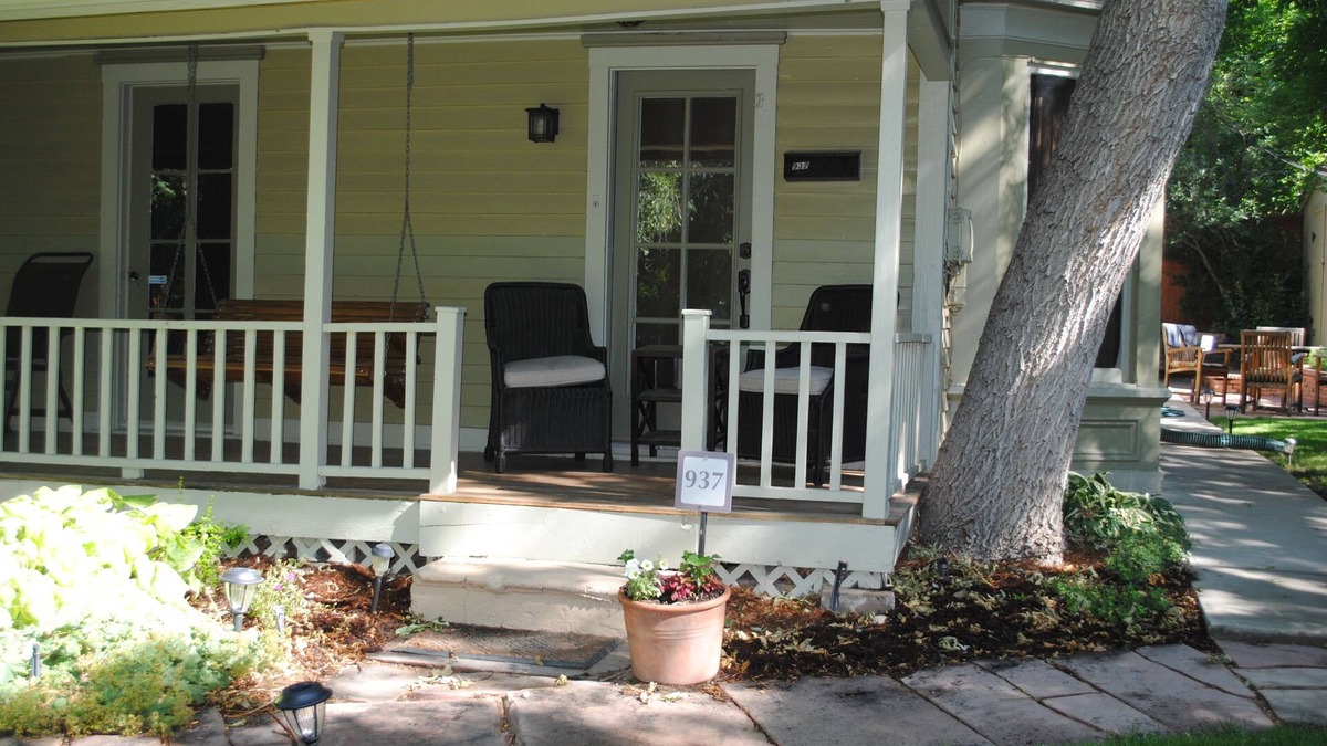 Mapleton Hill Condo | Pied-à-terre In DOWNTOWNS BEST LOCATION n