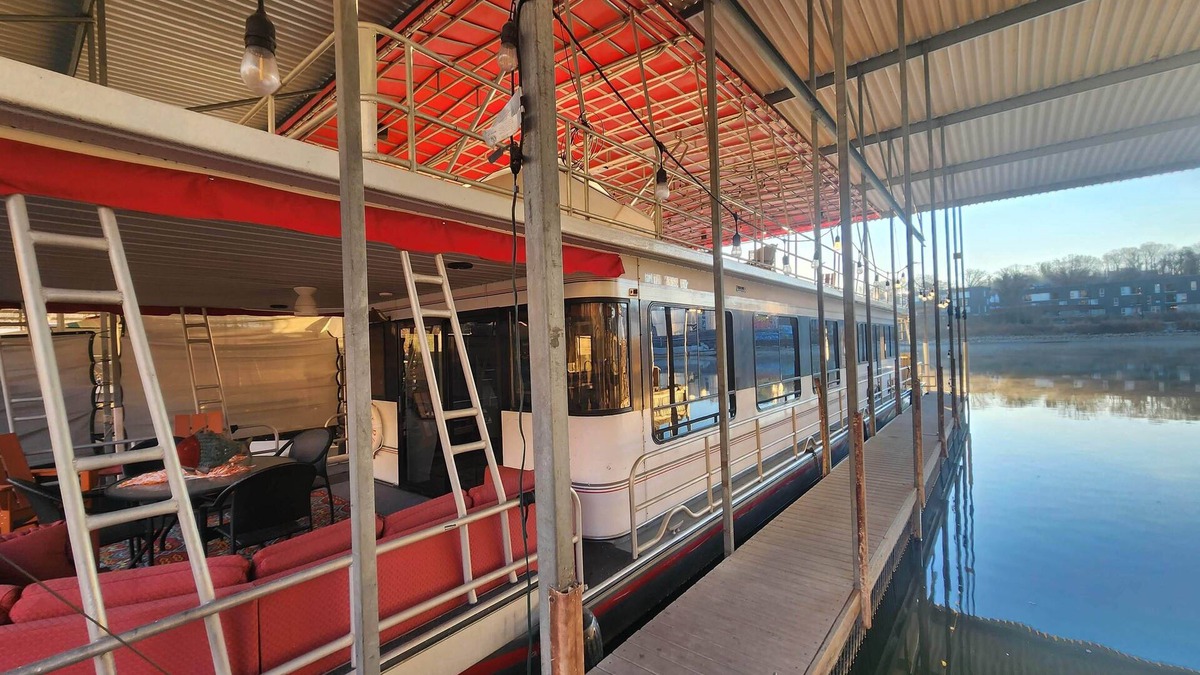 Downtown Knoxville Boat Rental | Pier D Lite 4 bdrm Houseboat on River Downtown Knoxville - walk to Univ. of TN