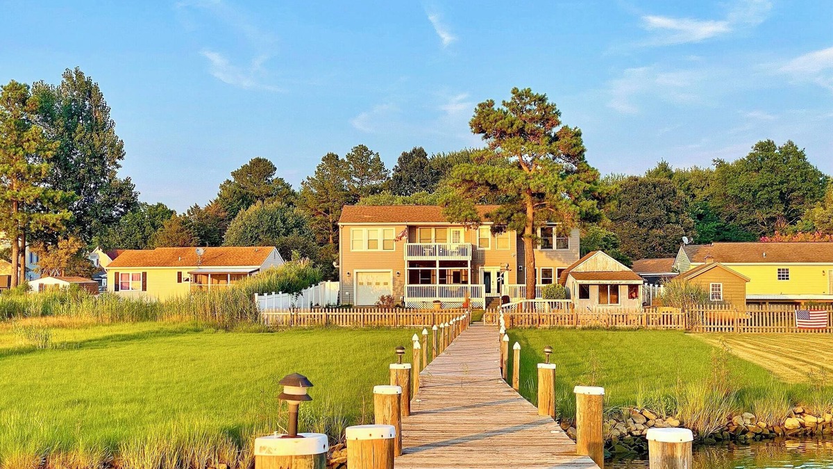 Chester House | Pier Pleasure Retreat- Waterfront & Private Pier
