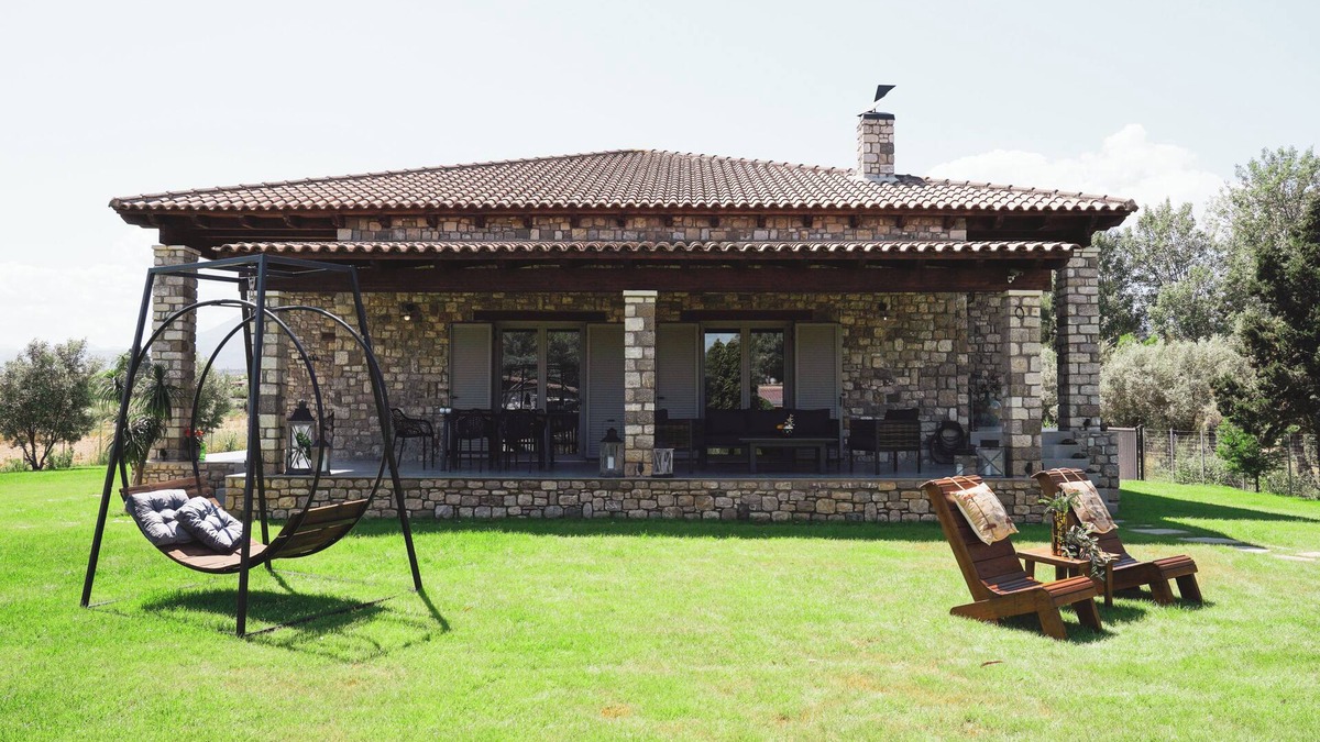 Aigio House | PIETRA VILLA, all inclusive. 6om from the sea, garden and private parking.