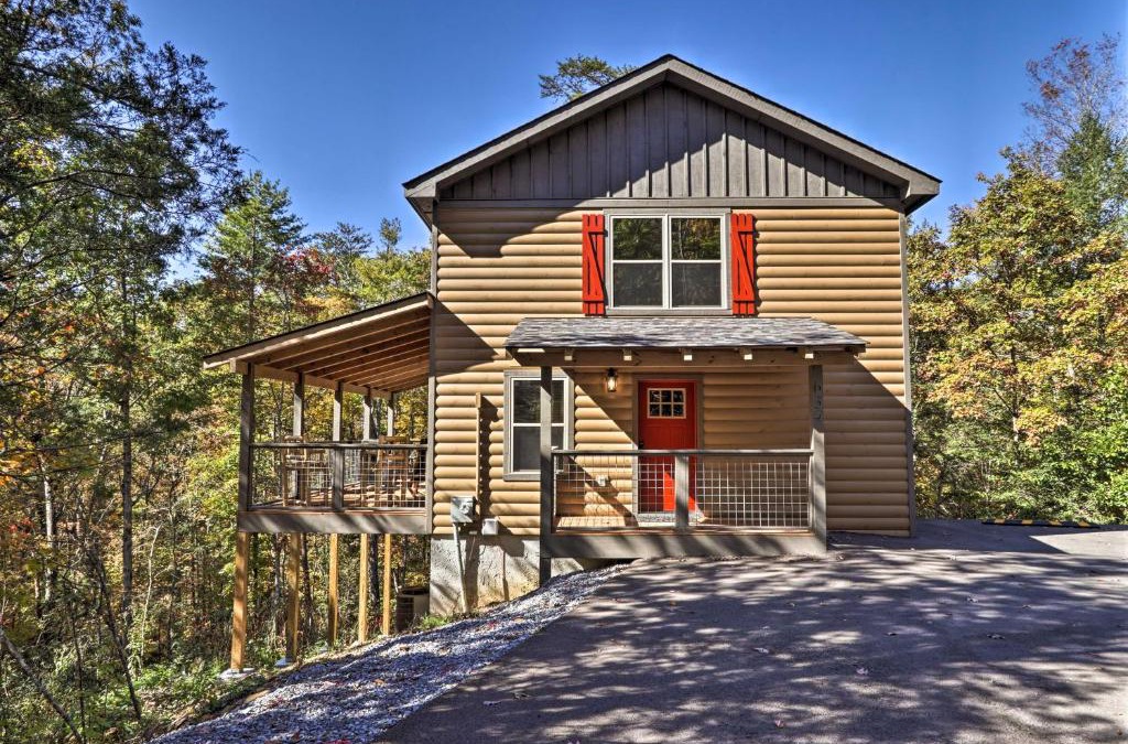 Pigeon Forge House | Pigeon Forge Cabin with Hot Tub 1 Mi to Parkway