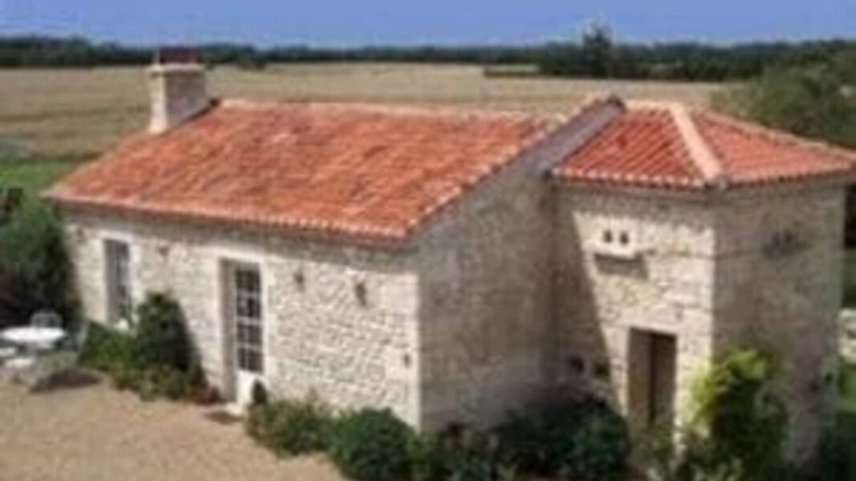 Landrais House | Pigeonnier - Traditional Farmhouse near La Rochelle. beaches 20 mins and a pool.