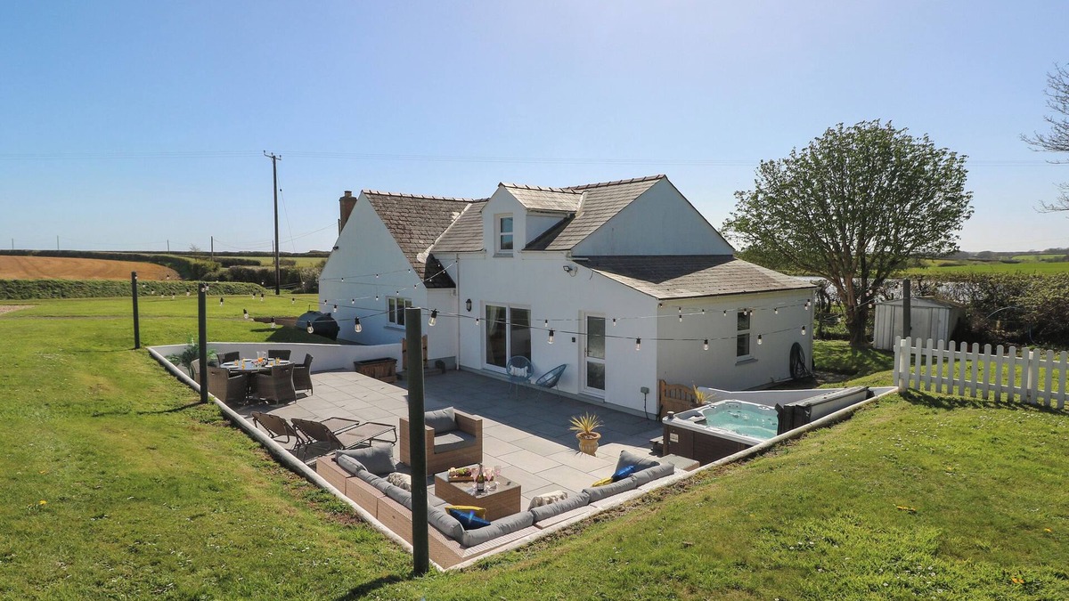 St Ishmaels Cottage | PIGLET COTTAGE, pet friendly, with hot tub in Milford Haven