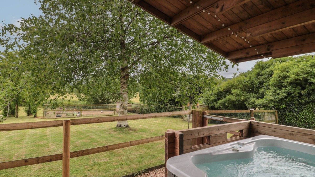 Halberton House | PIGSFOOT LODGE, pet friendly, with hot tub in Halberton, Devon