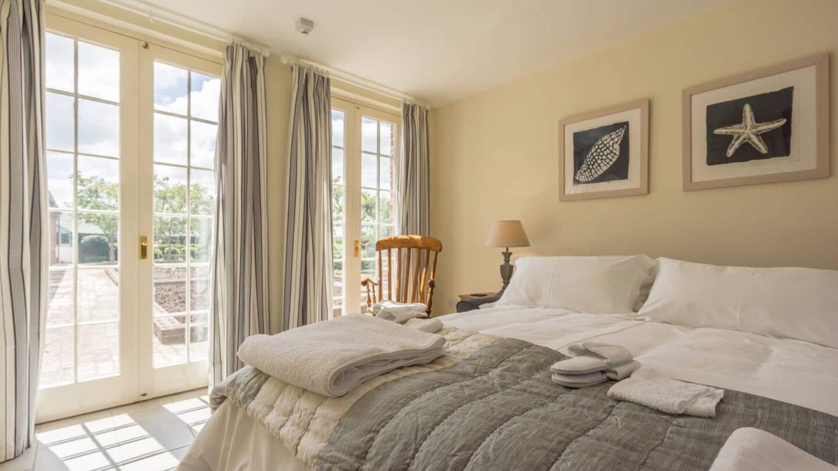 Seend Cottage | Pigsty Cottage - Luxurious apartment within orangery