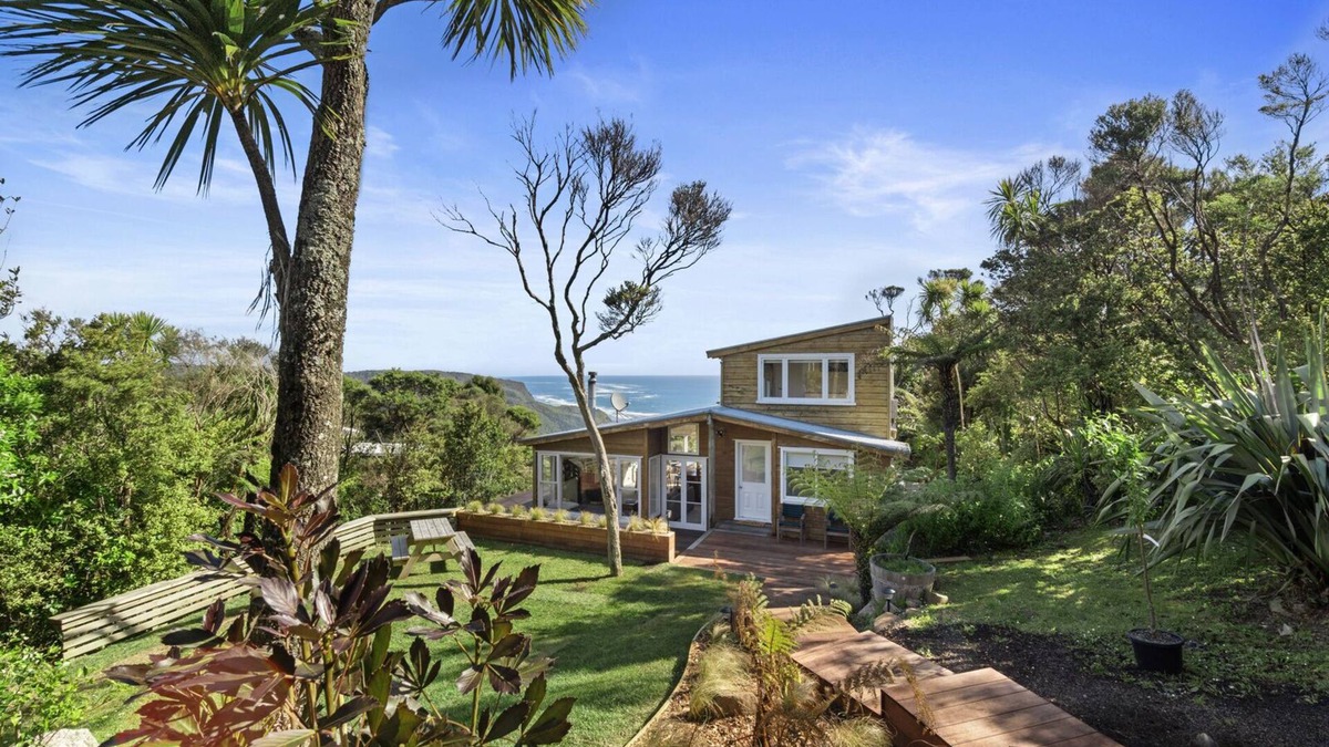 New Lynn House | Piha - City Escape, Piha Holiday Home