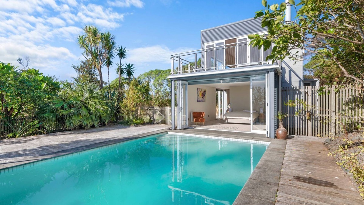 New Lynn House | Piha Pool Oasis