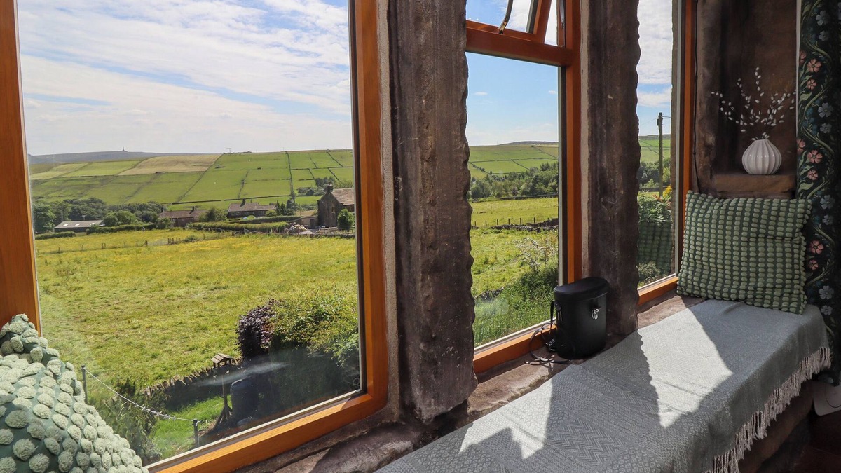 Hebden Bridge Cottage | PIKE VIEW COTTAGE, pet friendly, with open fire in Heptonstall