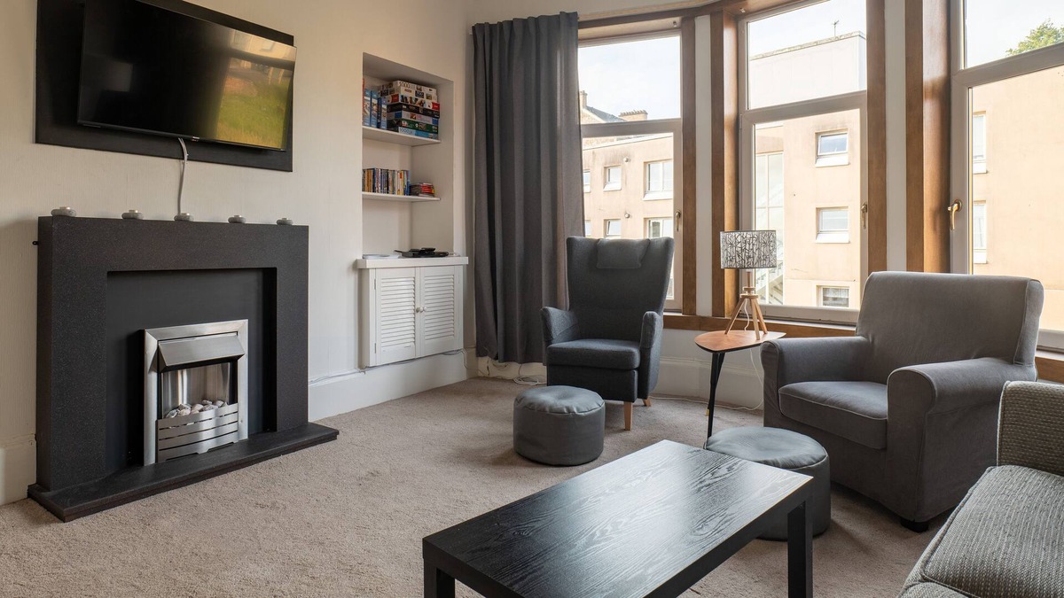 Greenock Apartment | Pillow Partners are proud to present this spacious centrally located apartment which is ideal for...