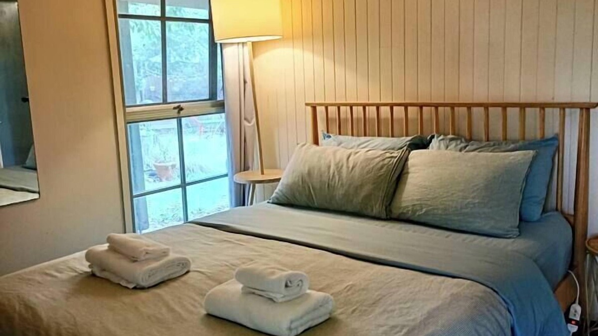Kalimna Ski Chalet | Pillowood Cottage 3 (1Queen+2Twins) & Wood Stove