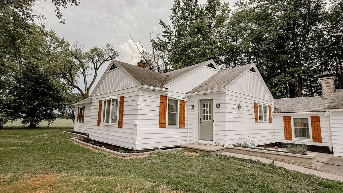 Saint Marys Allen County House | Pinch of Cozy, Farm House with Hot Tub, 1 Minute Walk to Local Farm Store