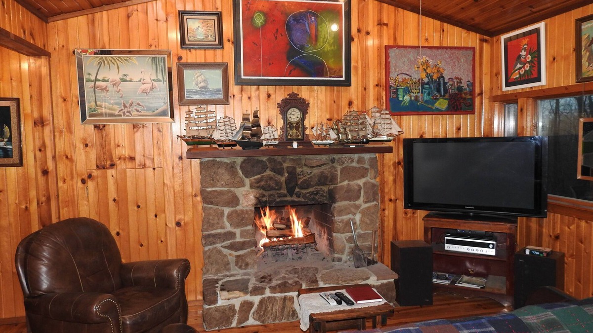 Carbondale Cabin | Pine Cabin on 30 Acres! 1 mi. from Carbondale, IL & SIUC Campus