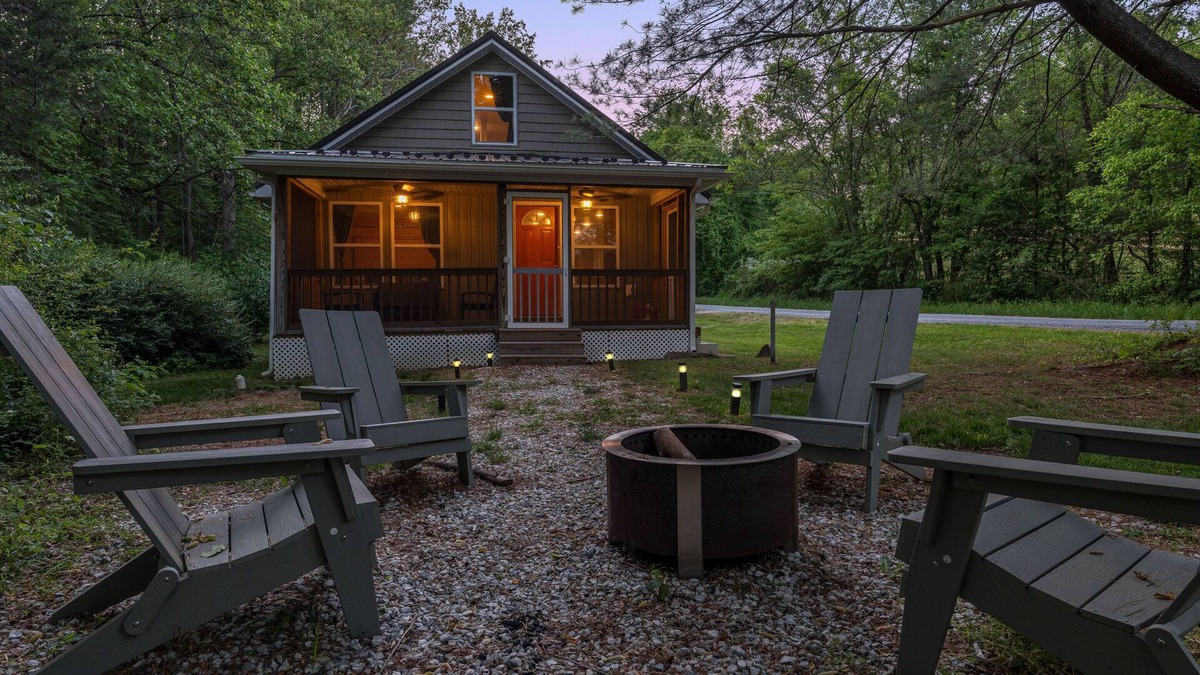 Nellysford Cottage | Pine Cottage: Hot Tub, 2 mins to Bold Rock!