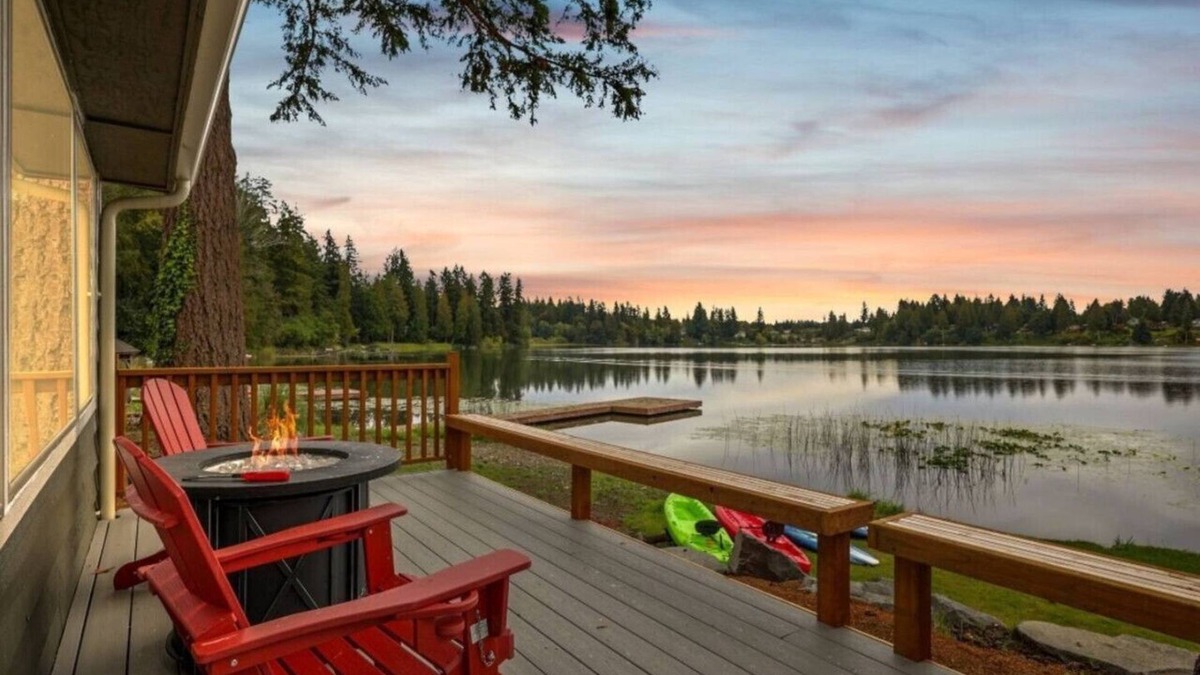 East Olympia House | Pine Cove Cottage-Waterfront