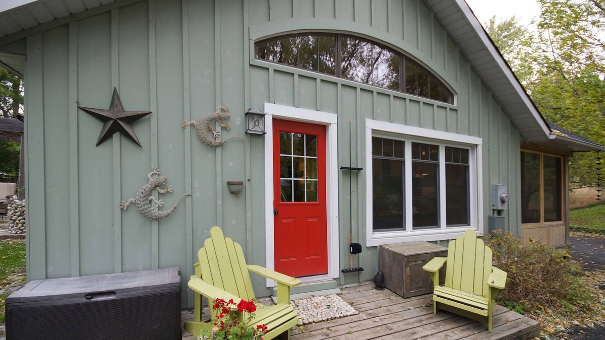 Port Albert Cottage | Pine Grove Cottage: Character Plus!