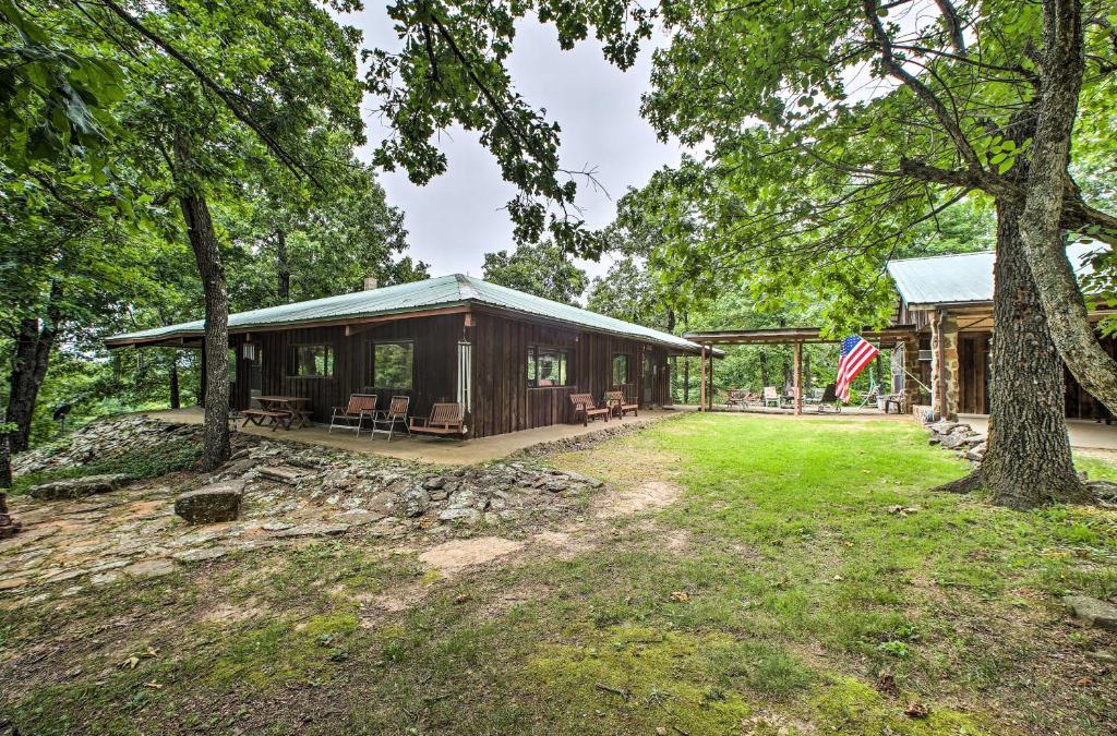 Compton House | Pine Lodge Cabin on 450 Acres in Ozark Mountains