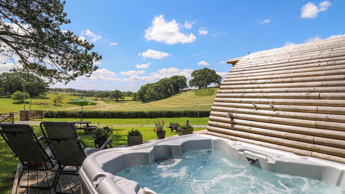 Llanddeusant Cottage | PINE LODGE, romantic, character holiday cottage in Llandovery