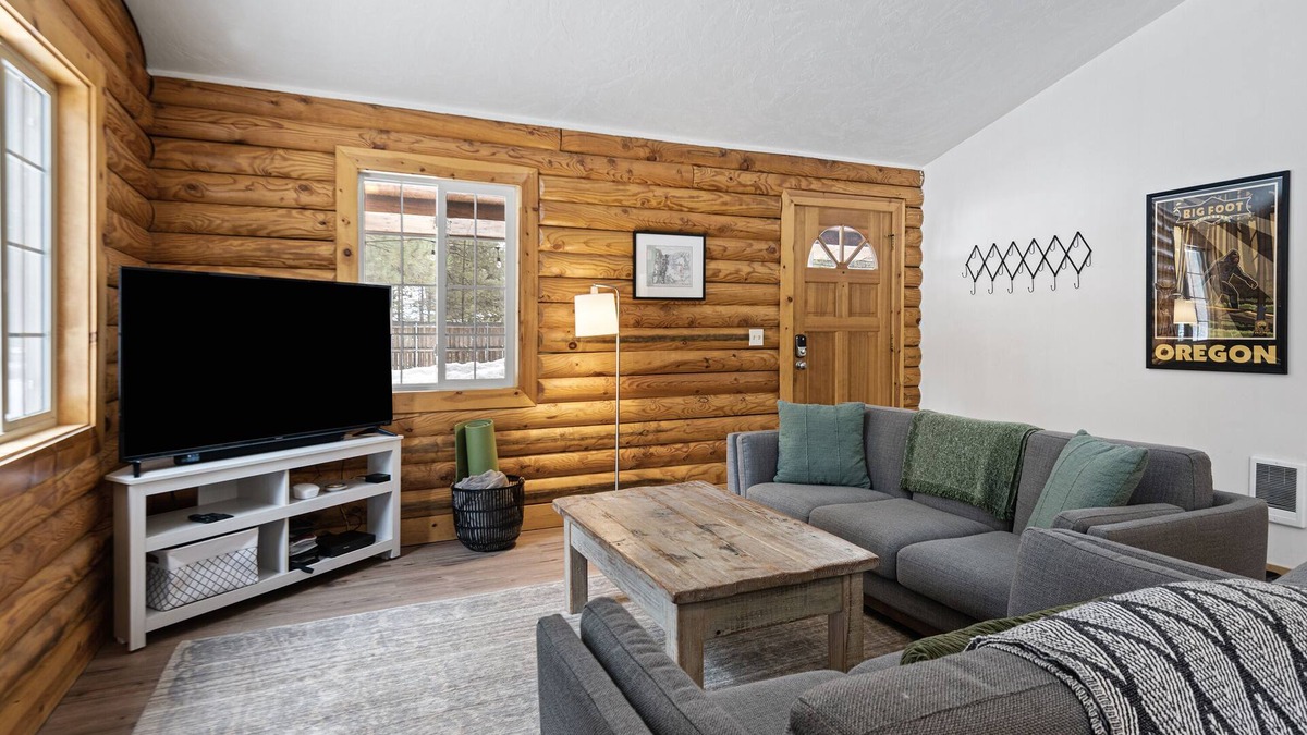 La Pine House | Pine Loop Log Cabin - 3 bedrooms /1 Bath, Hot Tub, Dog-Friendly