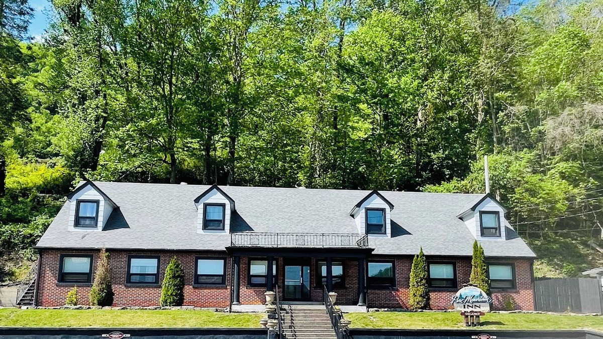 Fourmile Hotel | Pine Mountain Inn - Minutes from the Laurel Cove and Bell Theatre music venues!