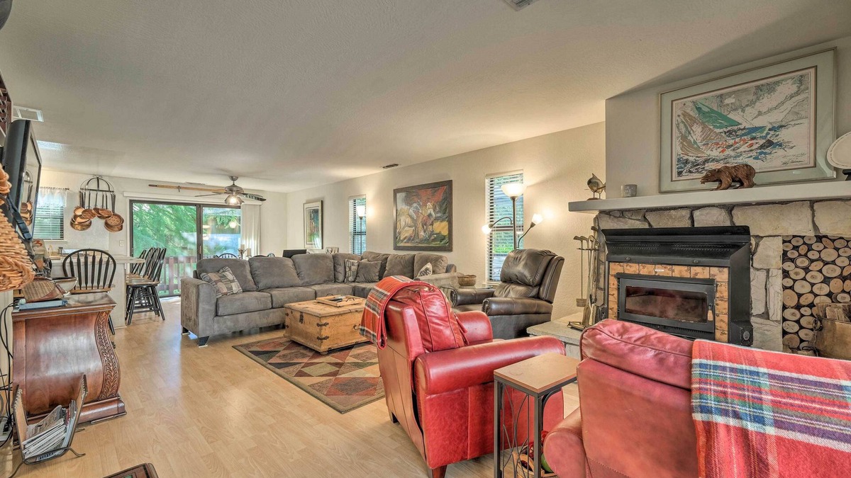 Groveland House | Pine Mountain Lake Haven w/Spacious Deck!