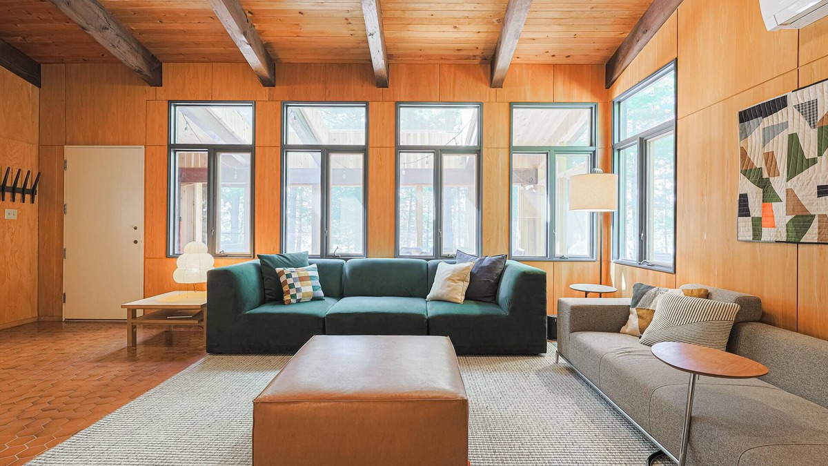 Havelock-Belmont-Methuen Cottage | Pine Point on Kosh Elegant Midcentury Cottage W/hot tub & gym