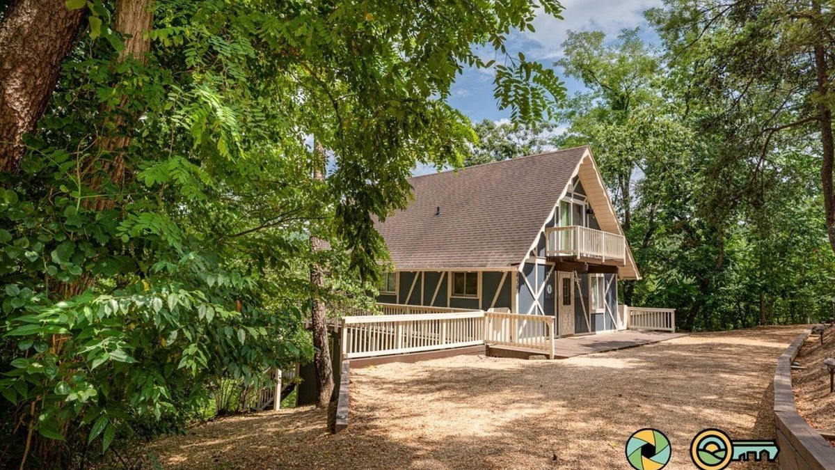 Mount Jackson Ski Chalet | Pine Ridge Retreat - walk to ski slopes!