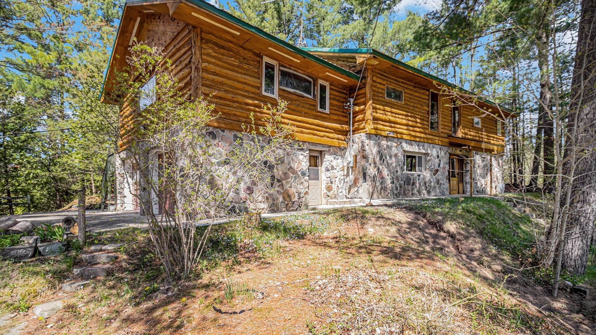Tustin Cabin | Pine River Lodge - Hiking, Fishing, BBQ, AC, Wifi on over 40 acres