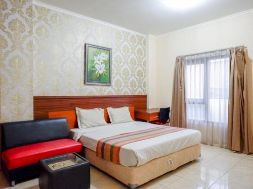 Laweyan House | Pineapple Mansion Solo Mitra RedDoorz near RS JIH Solo