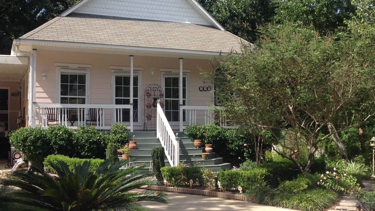 Biloxi Apartment | Pineapple Palms Downtown Loft B&B and Gardens