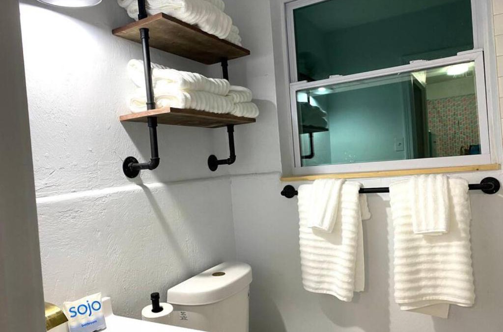 Bridgeport Heights Apartment | Pineapple Shores Retro Inn 5