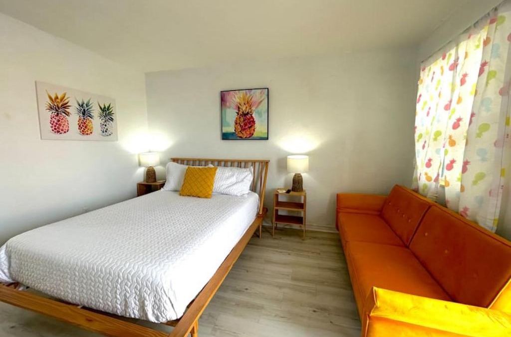 Bridgeport Heights Apartment | Pineapple Shores Retro Inn 6