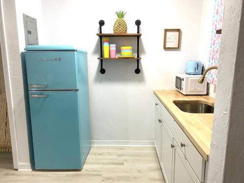 Bridgeport Heights Apartment | Pineapple Shores Retro Inn 4