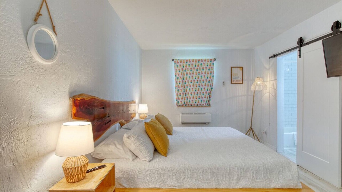 Bridgeport Heights Apartment | Pineapple Shores Retro Motel 10