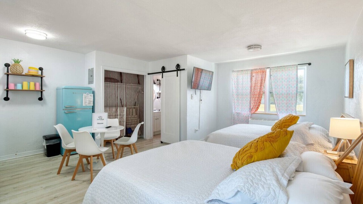 Bridgeport Heights Hotel | Pineapple Shores Retro Inn 5