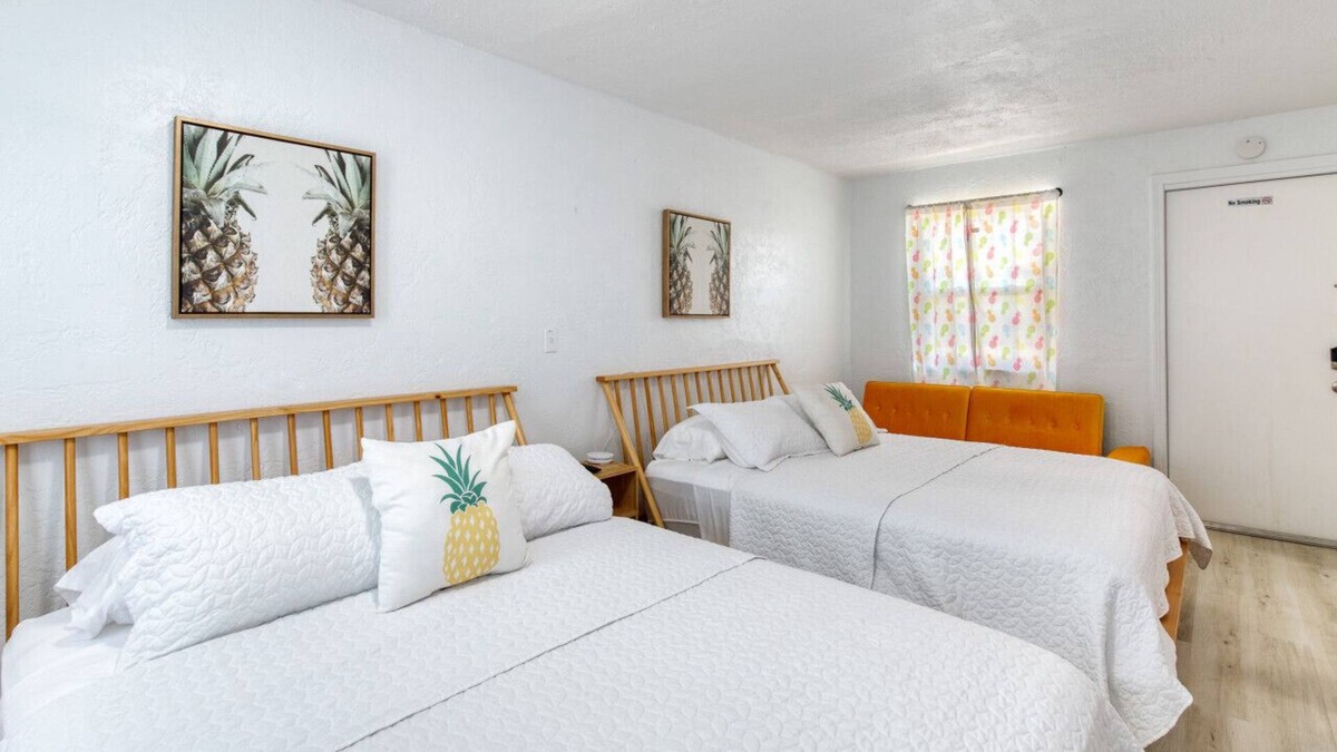 Bridgeport Heights Hotel | Pineapple Shores Retro Inn 3